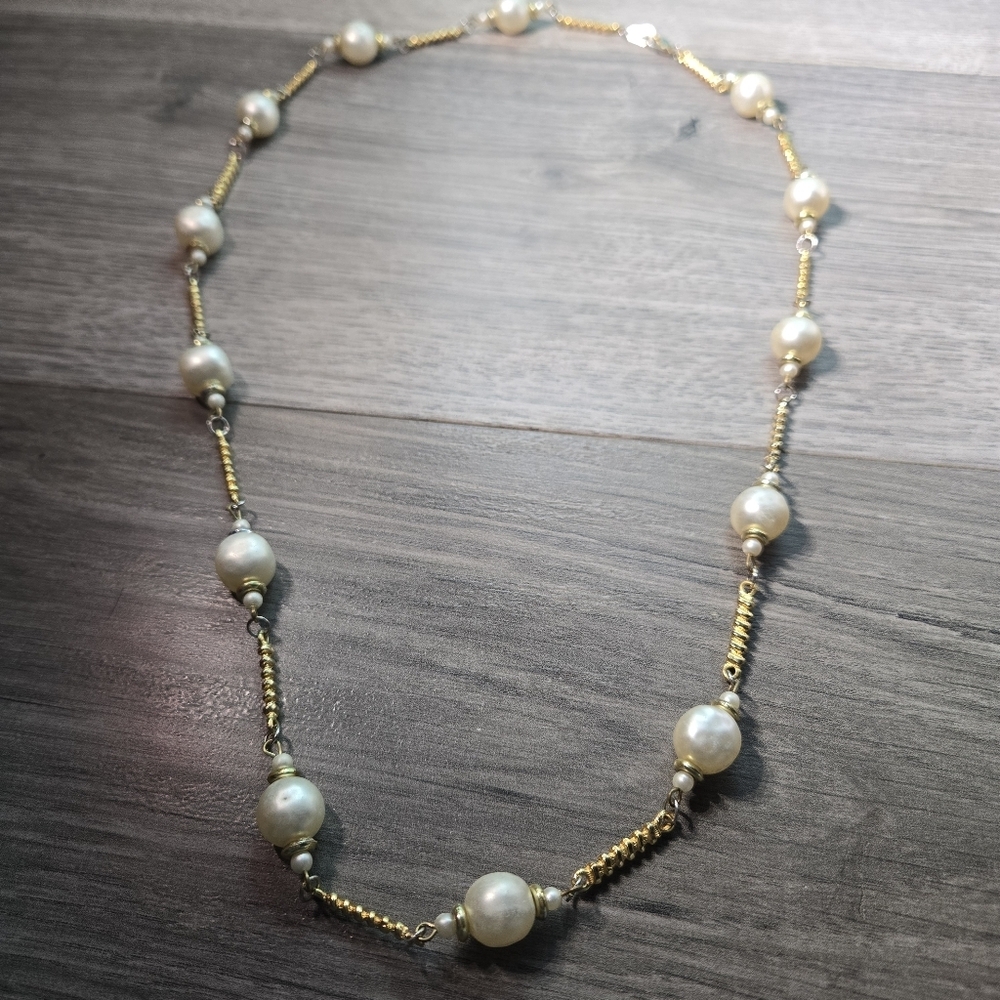 Elegant Gold and Pearl Necklace Costume Jewelry